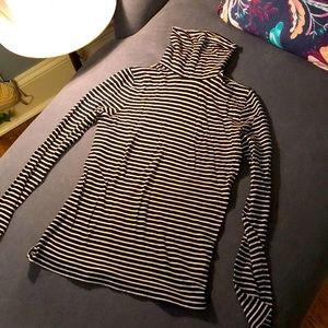 CLASSIC COOL! J. Crew striped spring turtleneck M 💋